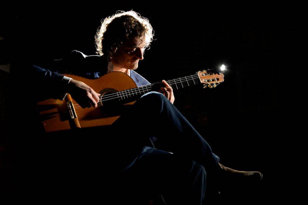 Paco - Solo Guitarist